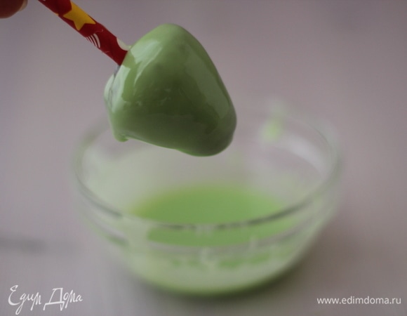 Взять глазурь (у меня зеленая). Растопить, следуя инструкции на упаковке. Перелить в плошку. Брать каждый кейк-попс и обмакивать в глазурь, вращая. Дождаться, когда глазурь равномерно распределится и стечет.