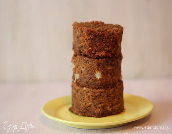 Рецепт приготовления очень простой. Смешать все сухие ингредиенты, просеять через сито. Смешать отдельно тертую и хорошо отжатую морковь, масло, яйца, промешать и добавить мучную смесь, все хорошо перемешать лопаткой. Миксер не нужен. Выпекать корж в форме (смазывать ее ничем не нужно) примерно 45–50 минут при температуре 160°C. Проверить готовность зубочисткой, сухая — готов! Дальше вырезаем из бисквитной пышки кружки. Каждый кружок я разрезала поперек на 2 части. Готовим крем-чиз. Сахарную пудру, сливочный сыр и сливки сразу вместе кладем в чашу, взбиваем секунд 30 на средней скорости, потом переходим на высокую. Крем сначала жидкий, потом становится густым. Промазываем наши маленькие коржики кремом.