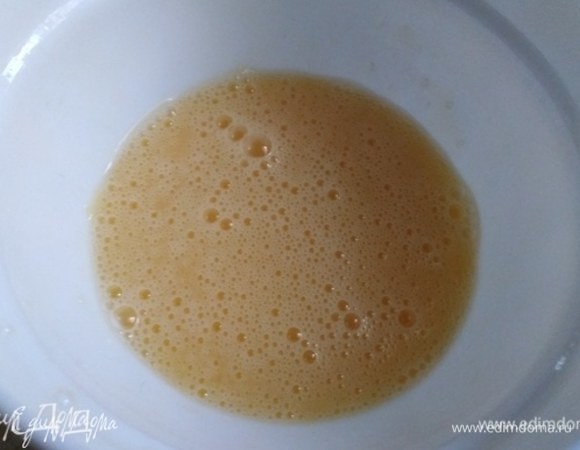 Яйца посолить. Хорошо перемешать венчиком. Оставить на 15 минут для того, чтобы при жарке из омлета не выходила влага, а оставалась внутри. Это придаст сочности ему.