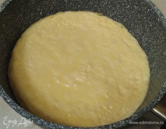 Вылить смесь в сотейник или сковороду. Я вообще готовлю в маленьком ковшике. Накрыть крышкой и на умеренном огне довести до готовности.