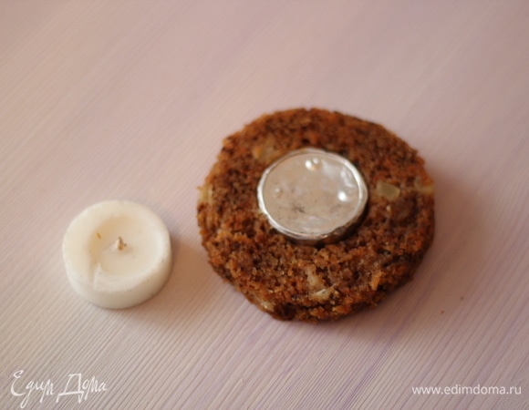 В верхнем коржике делаем дырочку для свечки-таблетки.