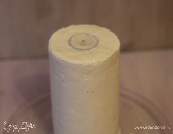 После того как вынули из холодильника, убираем шпажки, так как крем застыл, и свеча укрепилась. Ровняем оставшимся кремом бока и верхушку. Вставляем свечу-таблетку.