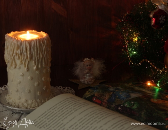 Украшаем торт-свечу «снежинками» (посыпка), потеки делаем растопленным белым шоколадом. Если есть, можно потеки покрыть для блеска перламутровым кандурином. С Рождеством!