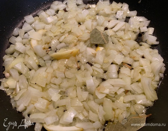 Лук, чеснок очистить, нарезать. На сковородку положить перец горошком, лавровый лист, оливковое масло, затем — лук, чеснок, обжарить до прозрачного цвета.