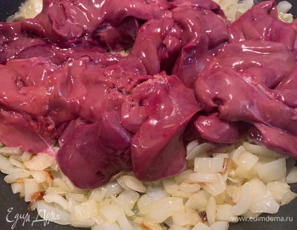 Печень помыть, очистить от пленок, добавить к луку, посолить, добавить сливочное масло. Жарю минут 10.