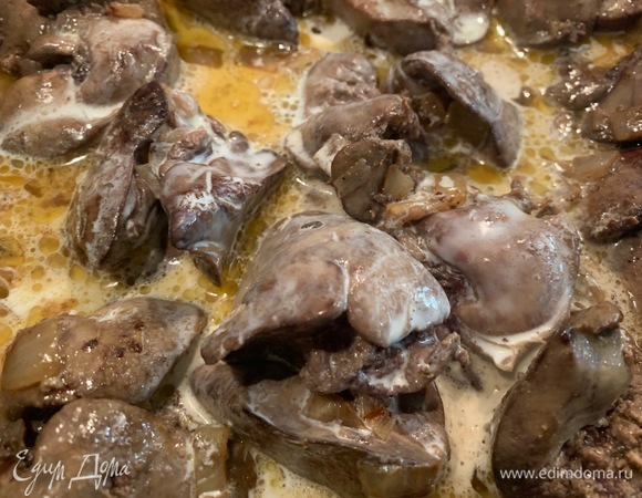 Добавляю бренди, мускатный орех. Все хорошо размешать, влить сливки. Потушить минут 7–10 .