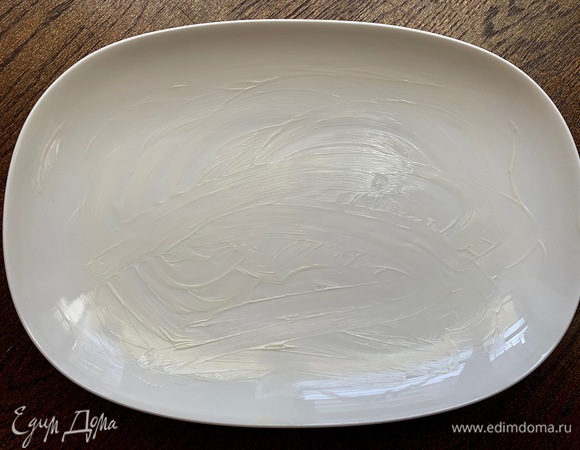 Сливочным маслом смазать блюдо.