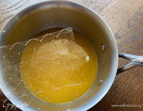 Нагреть сок, добавить цедру лимона, растворить желатин по инструкции.
