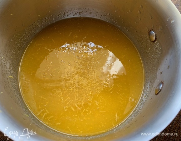 Добавить ликер, хорошо перемешать. Дать немного остыть.