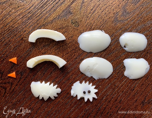 Украшение по желанию и на ваш вкус. У нас — лебеди. Творчество для детей! Сварить три яйца. Два оставить целыми, одно нарезать на вот такие детали. Все крепить на деревянные зубочистки аккуратно и нежно.