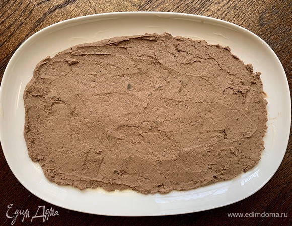 Паштет выложить на блюдо, разровнять.