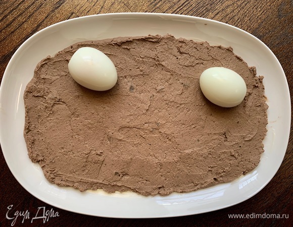 Два яйца положить на паштет.