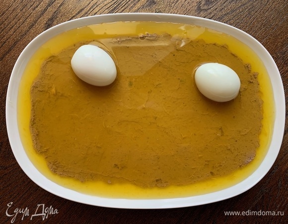 Залить желе. Поставить в холодильник минут на 20–30.