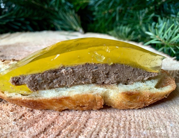 Поджаренные гренки, крутоны, багеты и круассаны станут также отличным дополнением к паштету.