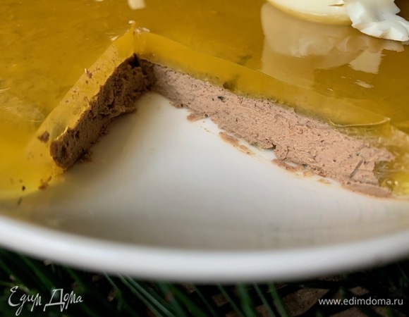 Благодаря тому, что на блюдо вначале было нанесено сливочное масло, паштет легко и красиво снимается с блюда.