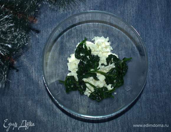 Затем шпинат добавим в рикотту и все тщательно перемешаем.