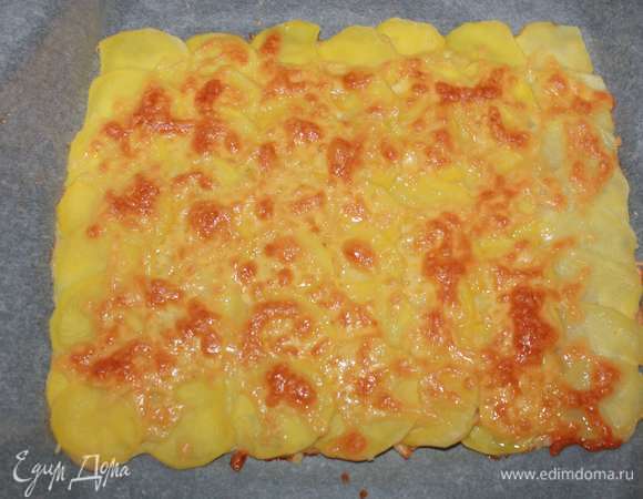 Готовый картофель достаем из духовки.