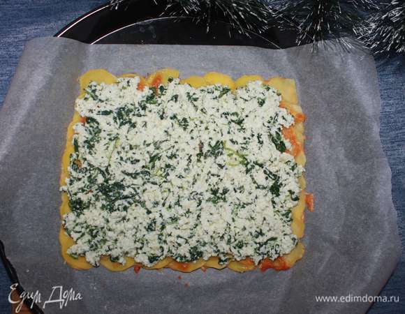Покрываем густым слоем шпината с сыром.