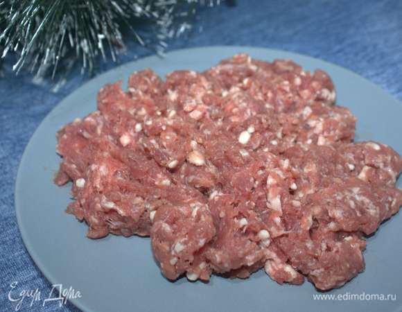 Приготовим мясной соус. Для начала возьмем говядину, нарежем мясо кусочками и пропустим через мясорубку.