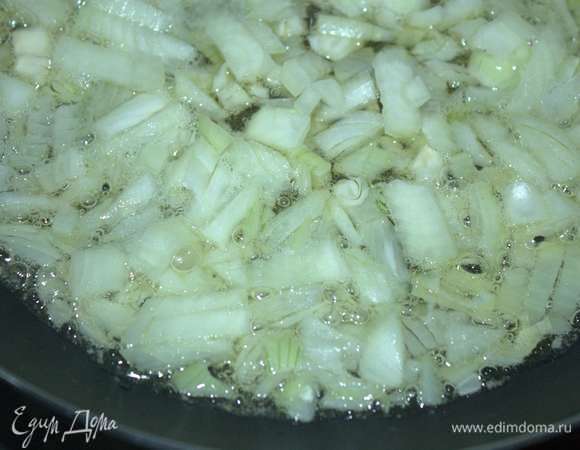 Лук нужно очистить, мелко нарубить и обжарить.