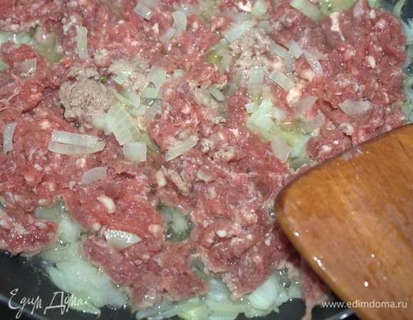 Добавим говяжий фарш и обжарим до готовности.