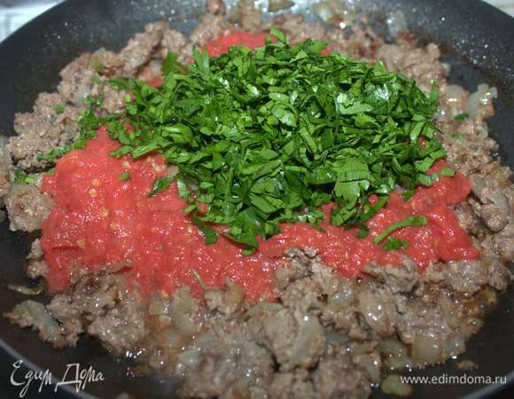 Помидоры измельчим при помощи блендера. Добавляем к фаршу томатное пюре, свежую зелень (зелень предварительно порубить).
