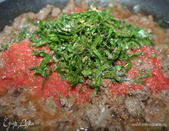 Далее добавим соль и специи. Все тщательно перемешаем.