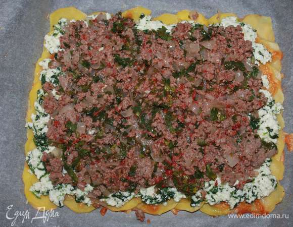 Выкладываем мясной соус поверх шпината с сыром.