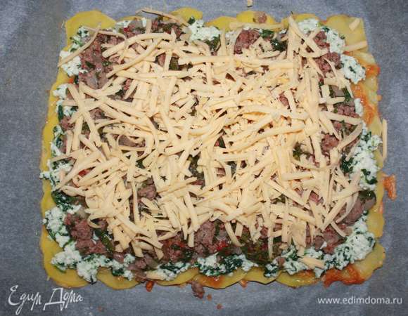 И в завершение посыпаем все сыром (120 г твердого сыра предварительно натереть на крупной терке).