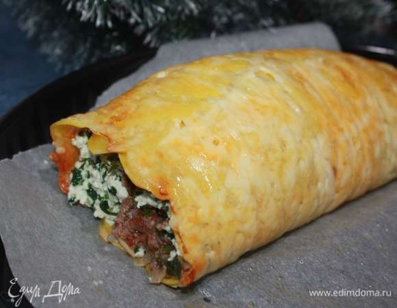 Далее аккуратно сворачиваем все в рулет. Снова ставим в духовку на 15 минут при 180°C.