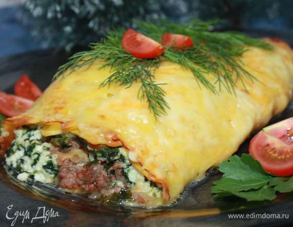 Готовый рулет выкладываем на блюдо. Украшаем по желанию.