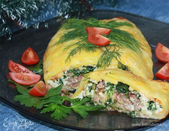 Рулет нарезаем на порционные куски.