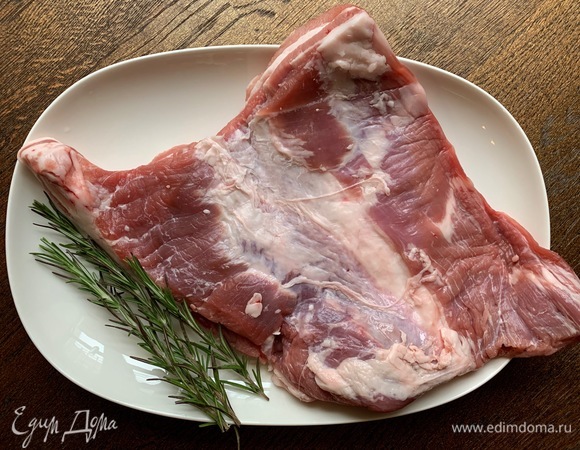 Срезать с грудинки лишний жир, кусок должен быть максимально ровный.