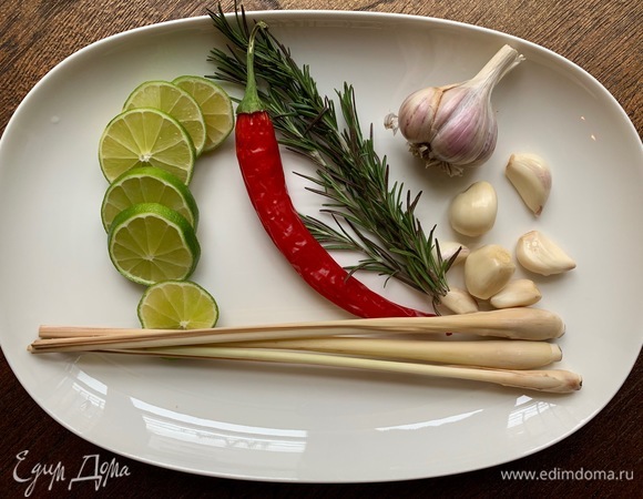 Нарезать один лайм, из второго выжать сок, перец нарезать, очистить и нарезать чеснок, лемонграсс слегка отбить.