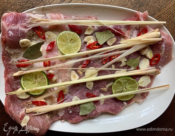 Грудину посолить, полить соком лайма, добавить половину из нарезанного лайма, чеснока, перца. Положить лемонграсс.