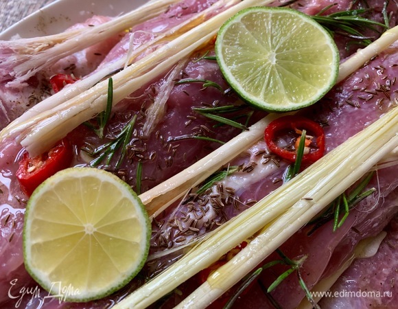 Филе также переложить второй частью. Добавить тмин, розмарин.