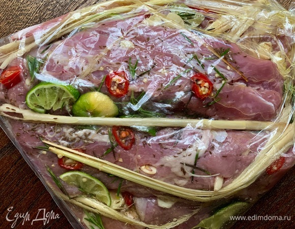 Полить оливковым маслом, уложить плотно в пакет. В холодильник на час или на то время, которым вы располагаете.