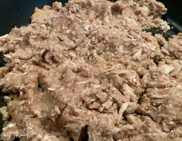 Перебить грибы с зубчиком чеснока в блендере. На сковородку — оливковое масло и грибы, посолить, поджарить минут 5–7. Переложить в миску, нарезать петрушку, дать остыть.