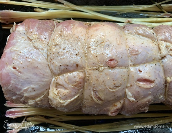 Духовку разогреть до 190°C. Мясо вынуть из пакета. Убрать лемонграсс и лайм. Свернуть в рулет (на грудинку кладу филе). Связать шпагатом. Запекать 45–60 минут.