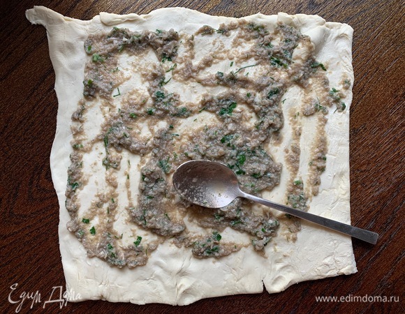 Слоеное тесто разморозить. Выложить грибной дюксель.