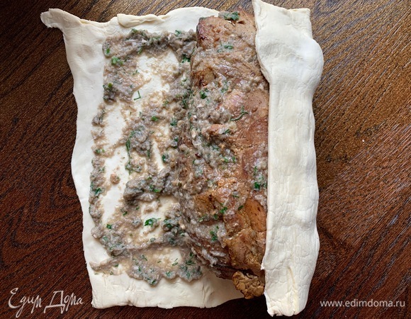 Быстро завернуть мясо в тесто.