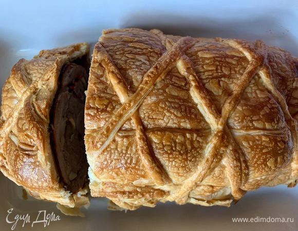 Заворачивая буженину в тесто, я отдаю предпочтение слоеному тесту — оно быстро пропекается, хрустит и, если оно качественное, вкус слегка ореховый от сливочного масла, на котором оно раскатано.