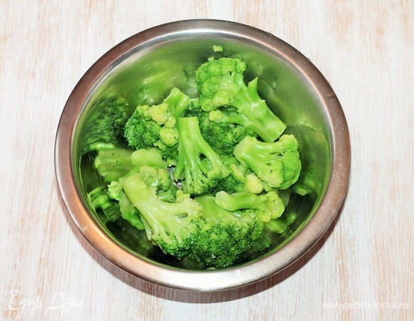 Разделяем брокколи на соцветия, отвариваем в подсоленной воде и откидываем на сито, чтобы стекла вода.