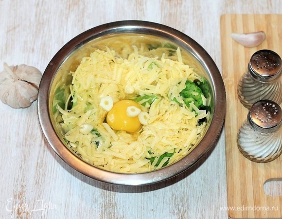 Добавляем брокколи, тертый сыр, 1 яйцо, 1 дольку чеснока, солим, перчим и измельчаем блендером.