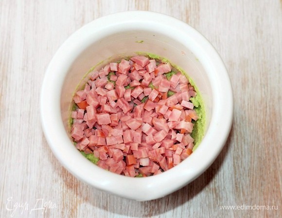 Мелко нарезаем ветчину и смешиваем с брокколи. Отправляем массу в холодильник минут на 20.