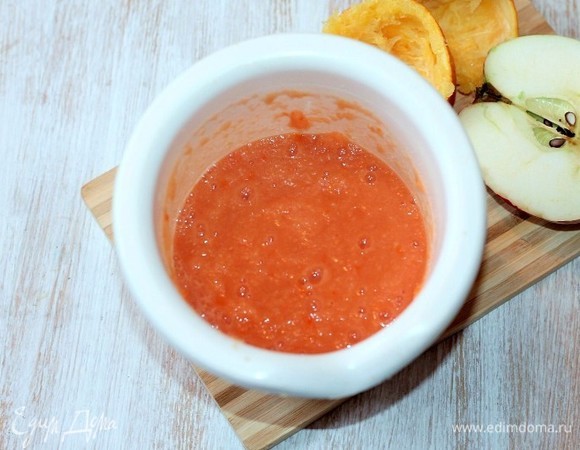 Приготовим соус. Очищаем от шкурки яблоко, удаляем семечки, нарезаем крупными дольками и отправляем в чашу блендера. Добавляем помидоры, острый перец и апельсиновый сок (можно с мякотью, но без пленок).