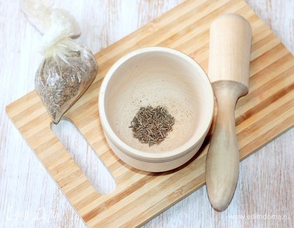 Растираем в ступке щепотку кумина и добавляем в соус вместе с мелиссой.