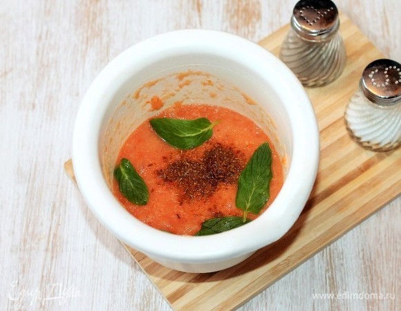 Солим, перчим и измельчаем блендером до гладкой консистенции. При необходимости корректируем вкус.
