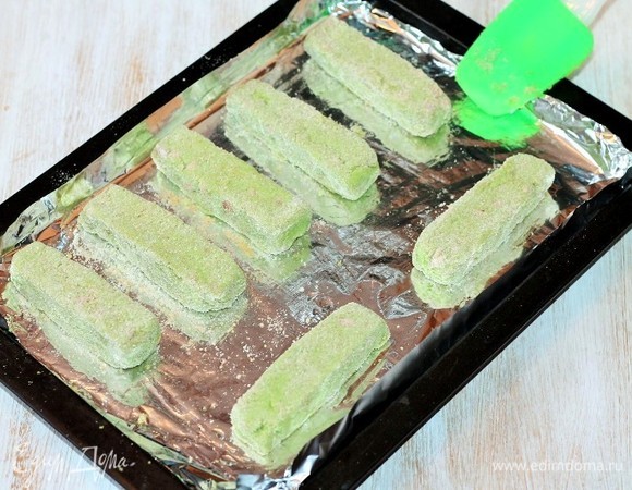 Разогреваем духовку до температуры 250°C. Из охлажденной массы лепим котлетки в форме прямоугольников или бочек и обваливаем в панировочных сухарях. Очень хорошо лепить прямоугольники при помощи силиконовой лопатки, а лучше двух. Застилаем противень фольгой, смазываем маслом и выкладываем заготовки.