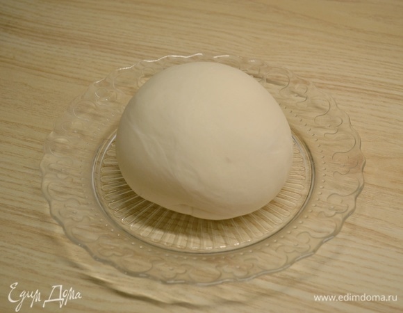 В муку добавить соль и воду. Замесить тесто. Тесто убрать в пакет на 30 минут.